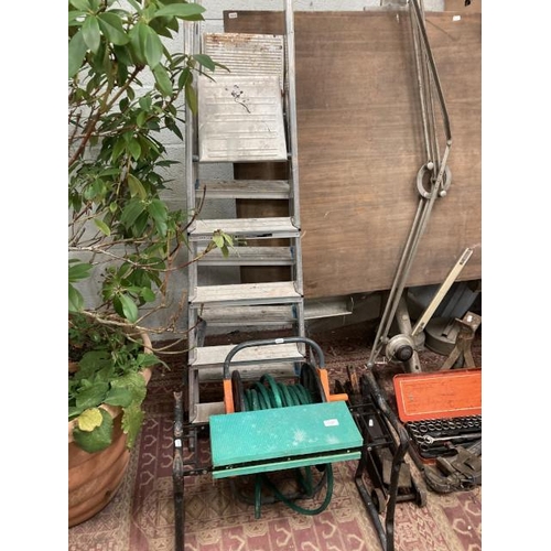 563 - 2 aluminium step ladders, hose reel and garden kneeler