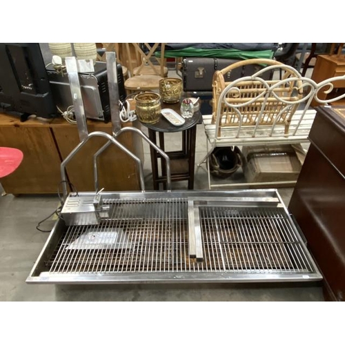 120 - Stainless steel hog roaster 125W 9as found)
