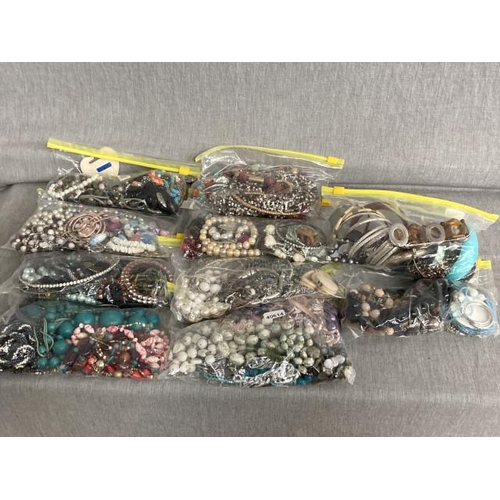 336 - Tray of mixed costume jewellery