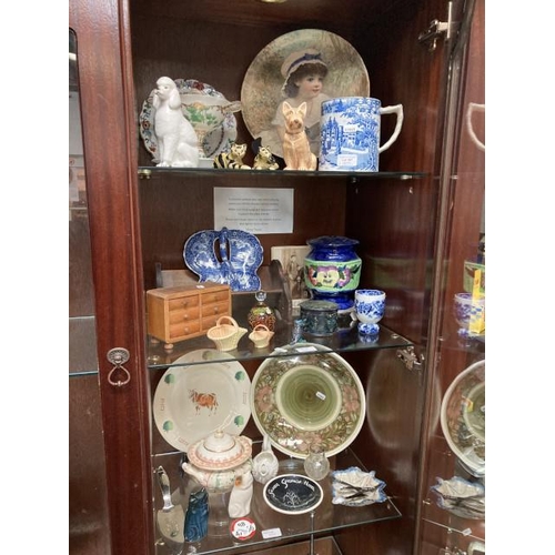 397 - 3 shelves of collectables inc. Mdina glass paperweight, Sylvac, Jim Cooper Pottery, book trough, 2 R... 