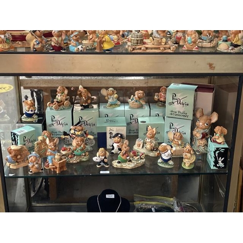 424 - Shelf of Pendelfin figurines including Aunt Ruby 2031002, Cracker 2094058, Sergeant Cuff 3007782, Go... 