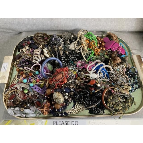 425 - Tray of mixed costume jewellery