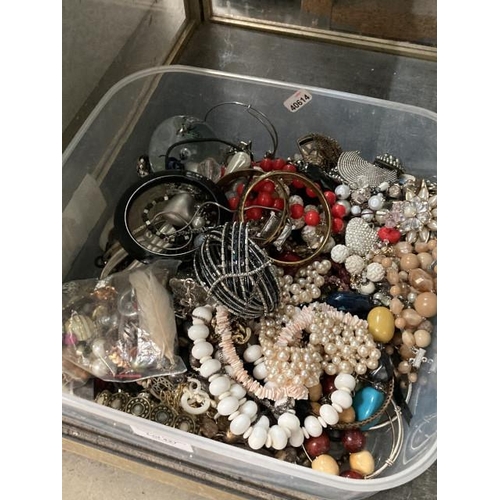 427 - Large tub of mixed costume jewellery