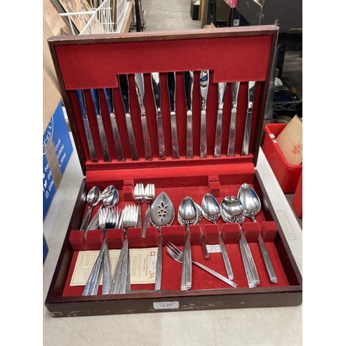 484 - Canteen of cutlery containing 51 pieces of Oneida de-luxe Vanessa