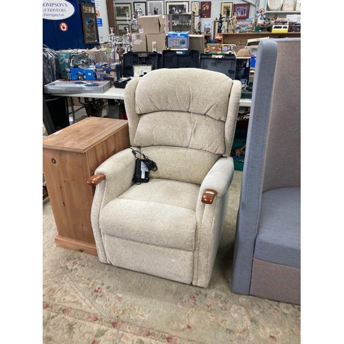 529 - Celebrity rise & recline electric armchair