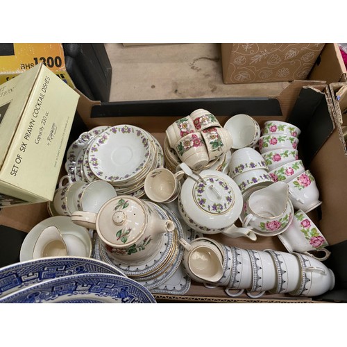 488 - Assorted collectables including tea & dinner wares, Sylvac apple sauce container, Carlton Ware lettu... 