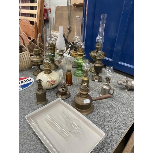 197 - 15 assorted oil lamps in various sizes and designs (3 missing chimney's, 1 as found)