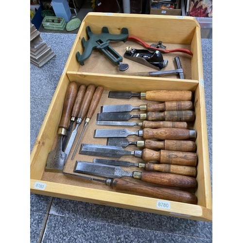 222 - Good tray of wood working tools inc. 14 wood working chisels, Record No. A51 plane, Stanley No. 60 1... 