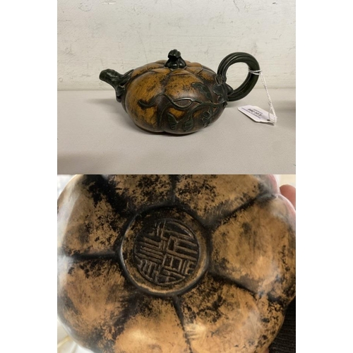 266 - Yixing Zisha tea pot (in excellent condition)