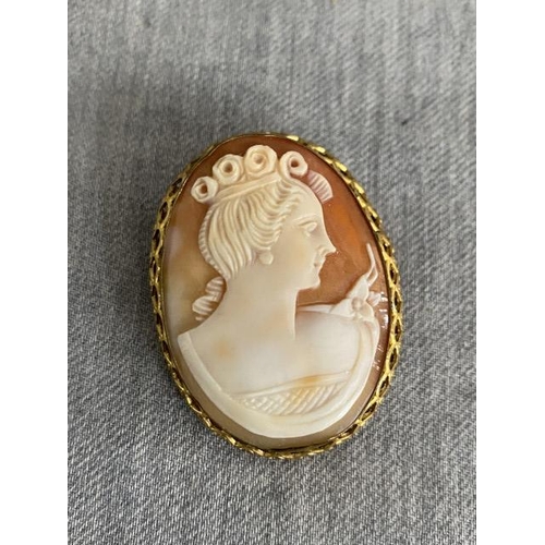 308 - Gold tone Victorian Cameo brooch/pendant (believed to be gold, no hallmarks)