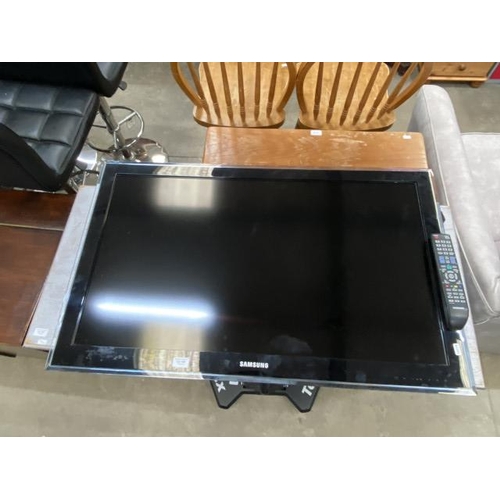 166 - Samsung LE40D580 TV with power lead, remote and bracket (no stand)