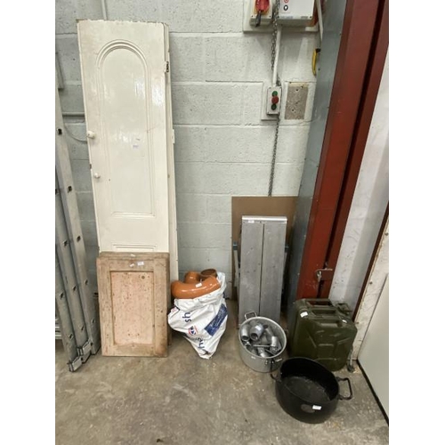 174 - Jerry can, aluminium platform, cast 2.5 gallon cooking pot, 2 pairs of vintage cupboard doors 195H 4... 