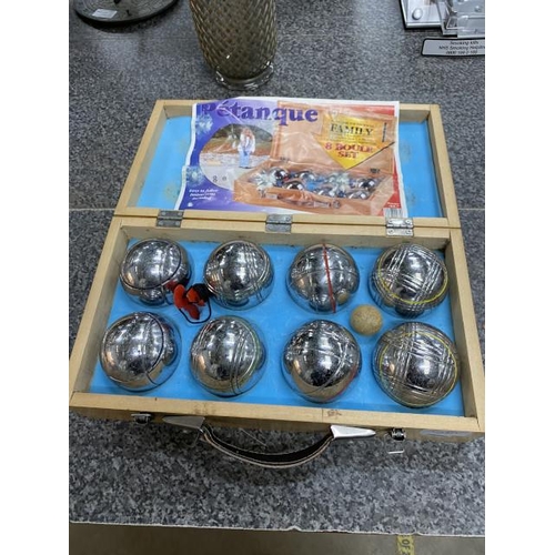 282 - Cased 8 boule set