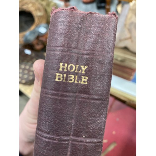 570 - 2 carafs, ceiling light with glass shades, box of vintage books including Bible, metal door handles ... 