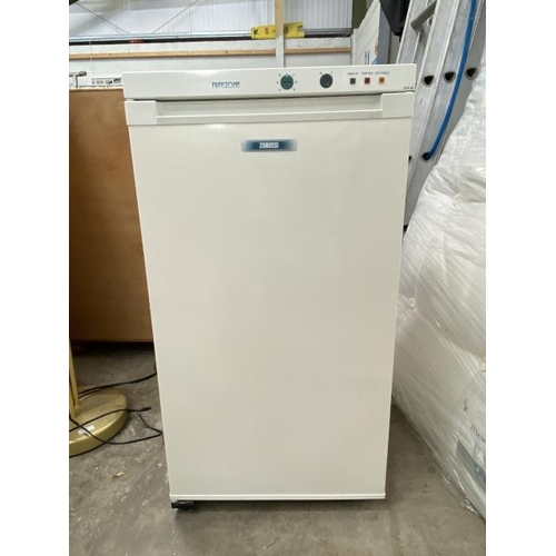 125 - Zanussi undercounter freezer 45W