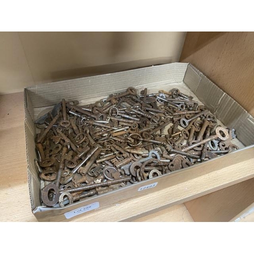 299 - Tray of mixed cast keys