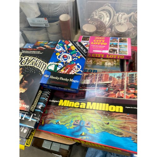 563 - Good quantity of vintage games and puzzles including Mouse Trap, Dad's Army, Double Cross, The Londo... 