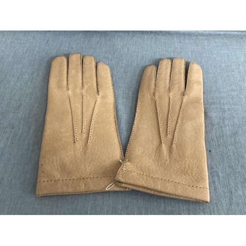 410 - Pair of Dent's pigskin gloves, size 8 1/2 (Never worn)