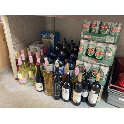 540 - Various bottles of alcohol inc. Lambrini, Frosty Jack's cider, Carlsberg, Echo Falls, Fosters, Count... 