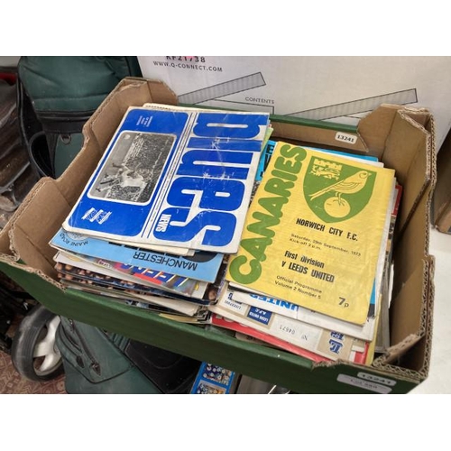 560 - Box of vintage football programmes mainly of Leeds United including LU v Man City 28 Nov 1970, LU v ... 