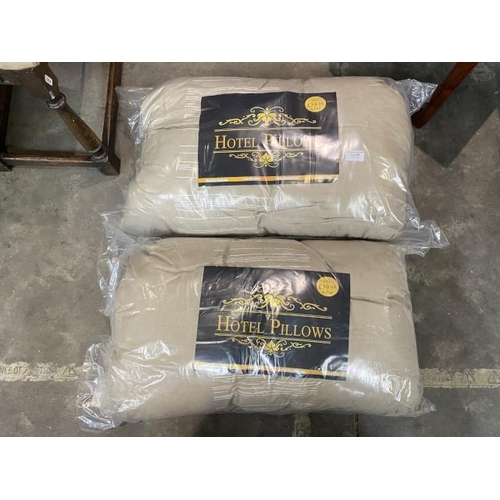 59 - 2 pairs of hotel pillows (new)