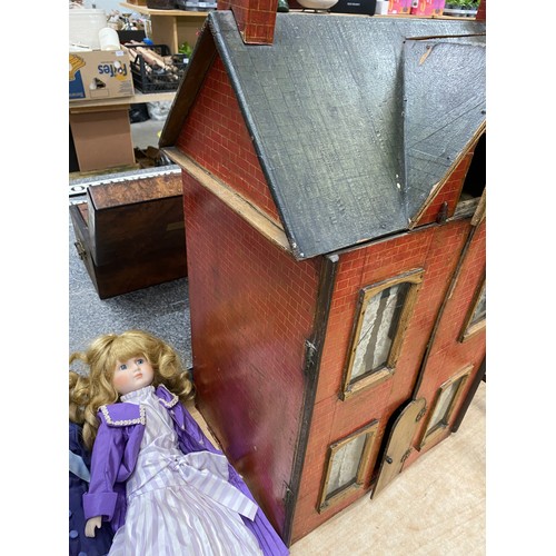 556 - Vintage dolls house with furniture and accessories and a wooden dolls bed (no mattress/bedding)