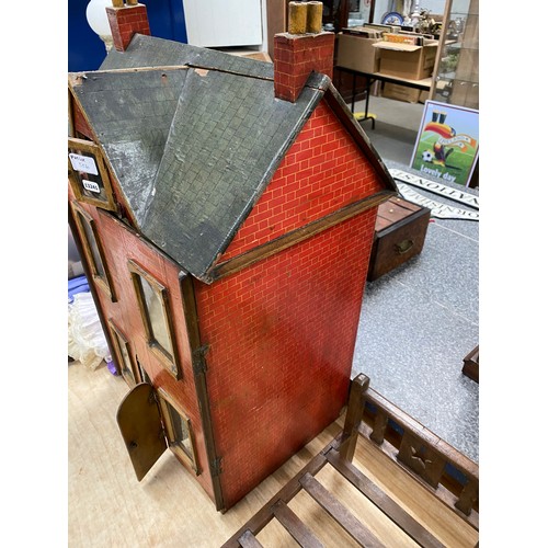 556 - Vintage dolls house with furniture and accessories and a wooden dolls bed (no mattress/bedding)