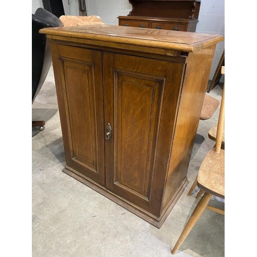 36 - Victorian oak 2 door cupboard with shelves to the interior 90H 78W 44D