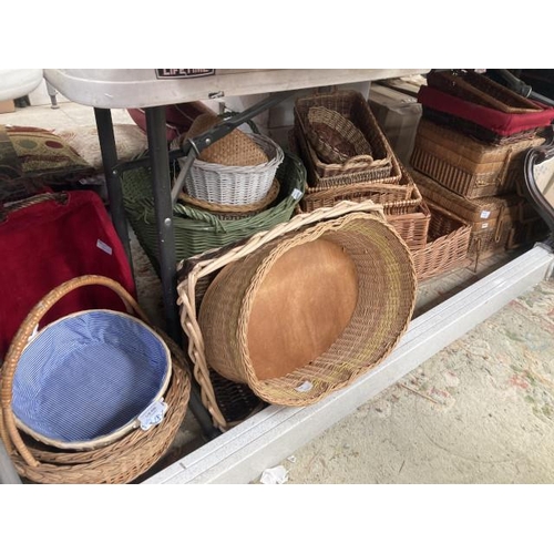 490 - Good collection of wickerwork including baskets, trays, picnic hampers, laundry basket etc