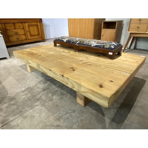 65 - Solid pine coffee table 28H 150W 93D