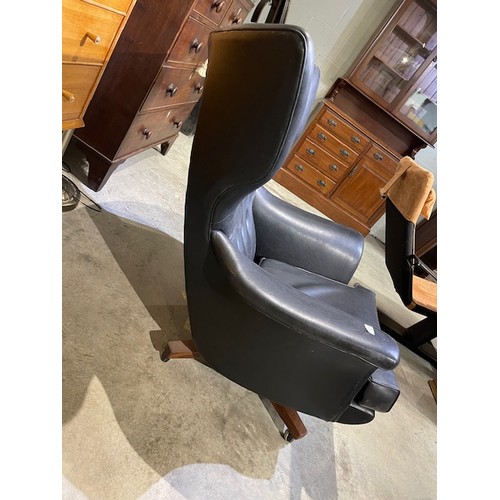 29 - Original 1960's mid century G Plan 6250 Blodfeld swivel armchair in original black vinyl 100H 95W 10... 