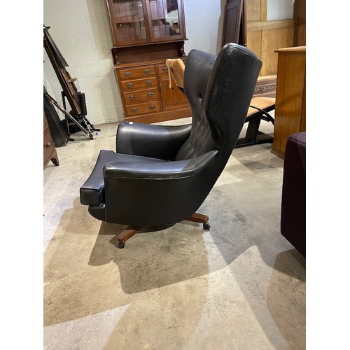 35 - Original 1960's mid century G Plan 6250 Blodfeld swivel armchair in original black vinyl 100H 95W 10... 