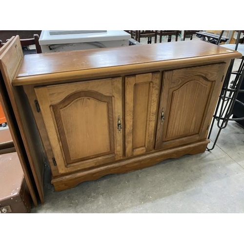 17 - Oak 2 door sideboard 80H 122W 38D