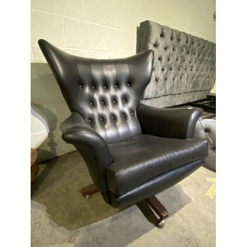 35 - Original 1960's mid century G Plan 6250 Blodfeld swivel armchair in original black vinyl 100H 95W 10... 