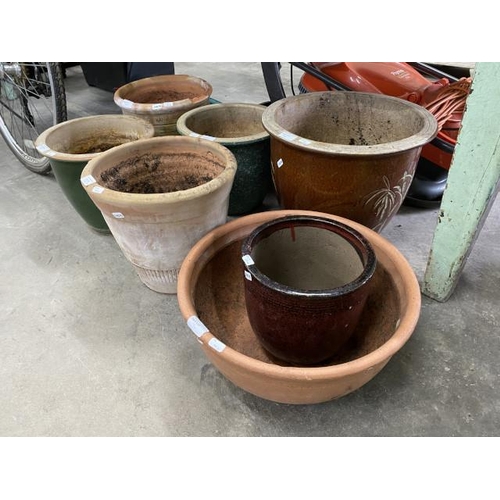 76 - 6 glazed garden planters 22H 22cm diameter, 33H 40cm diameter, 29H 32cm diameter, 26H 30cm diameter,... 