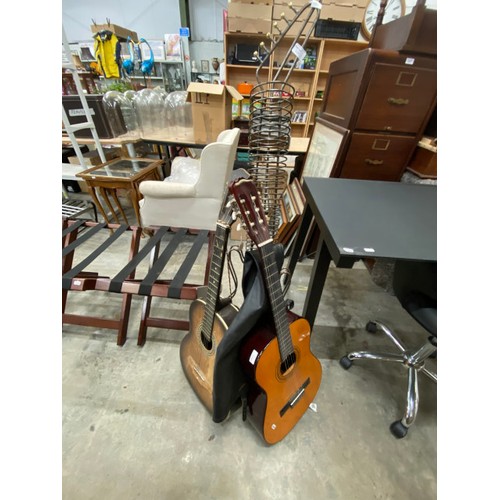 520 - Metal 'Guitar' CD stand 132H, Arranell deluxe guitar model SP-1 & a Prince model C425 guitar