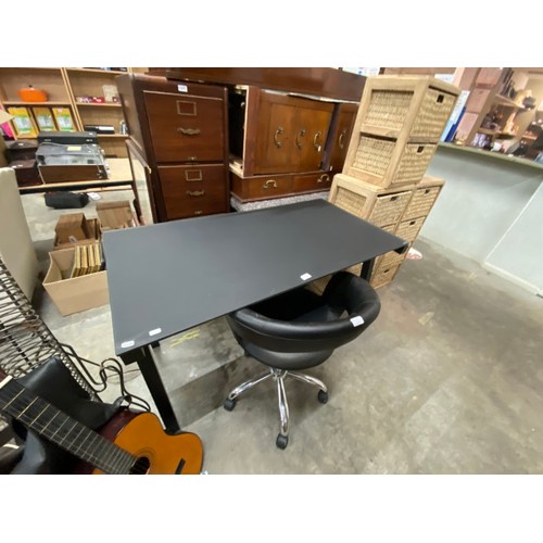 521 - Contemporary black office desk 78H 125W 65D & a black faux leather office chair