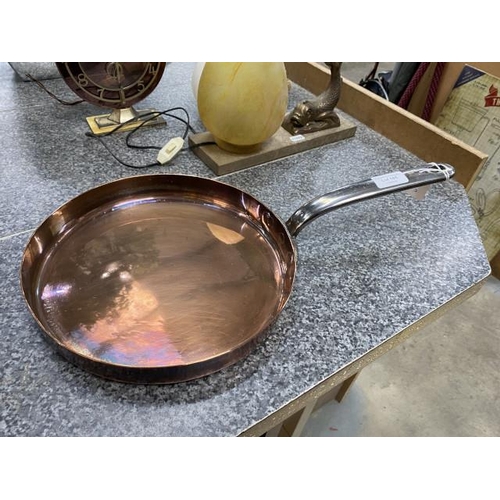 261 - Copper skillet (29cm diameter) with makers mark to base