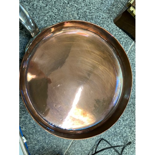 261 - Copper skillet (29cm diameter) with makers mark to base