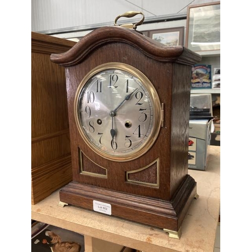 552 - Early 20th century oak cased mantle clock with pendulum (no key)