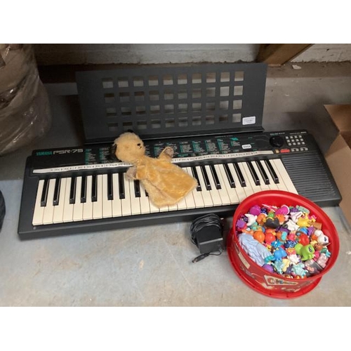 563 - Yamaha PSR.75 keyboard with power lead, 1950's Sooty puppet & collection of Moshi Monsters