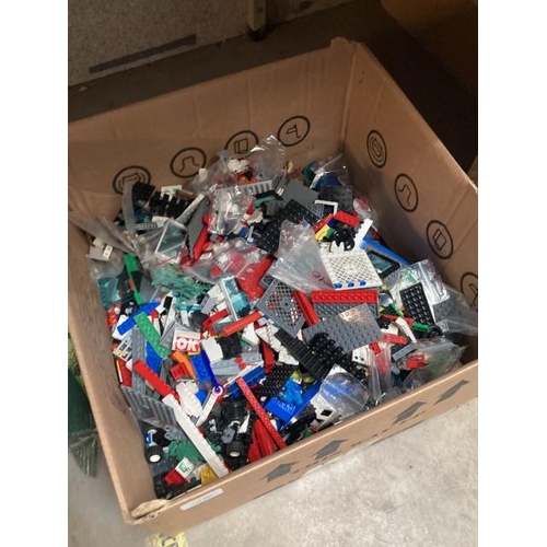 580 - Box of building blocks including Lego