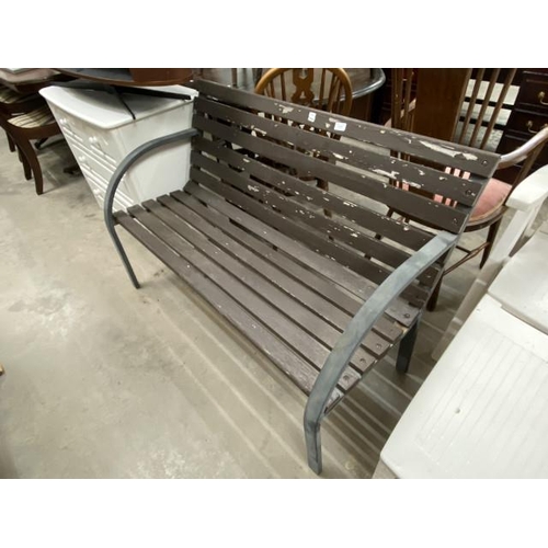 81 - Wood/metal garden bench 122W