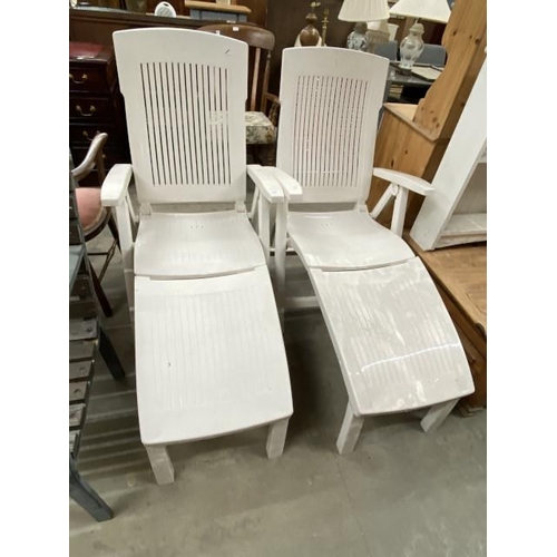 82 - 2 white plastic folding garden sun loungers 62W