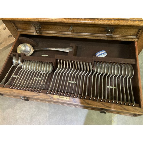 46 - Edwardian oak 2 drawer cutlery chest containing Alexander Scott Ltd, Silversmiths, Glasgow cutlery (... 