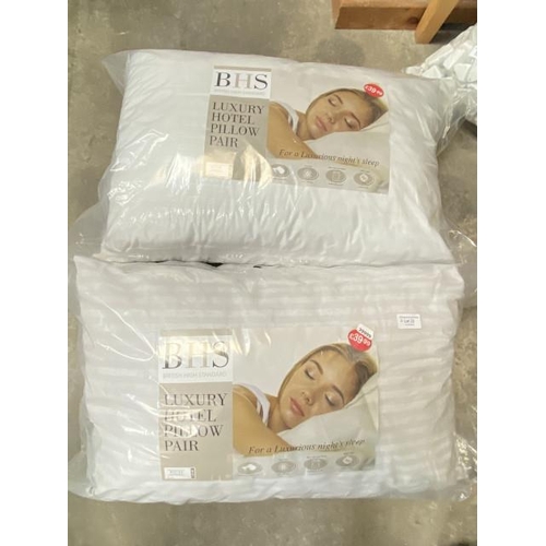 22 - 2 pairs of luxury hotel pillows (new)