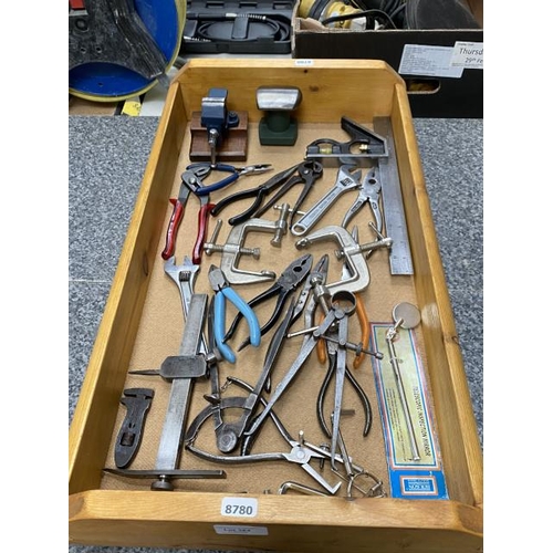 264 - Good tray of refurbished tools including pliers, small vice, spirit level, clamps etc