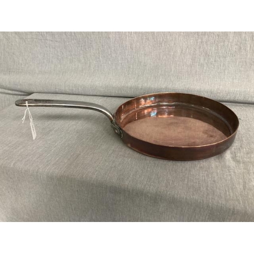 357 - Copper skillet (29cm diameter) with makers mark to base