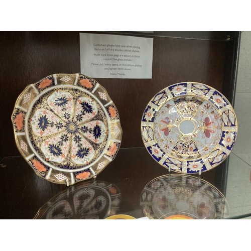 386 - Royal Crown Derby 'Old Imari' plate 23cm diameter & 'Traditional Imari' plate 21cm diameter