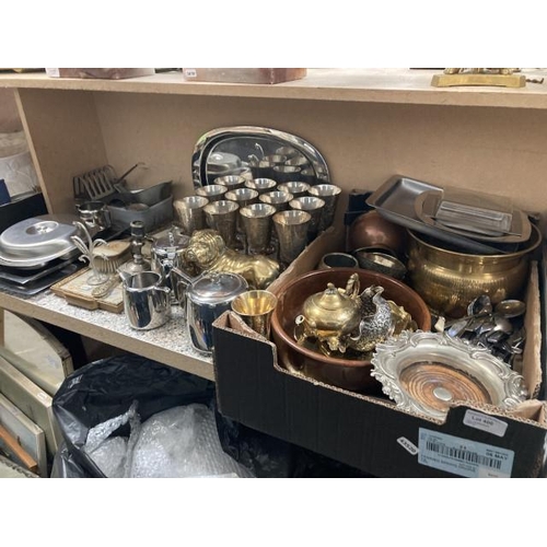 400 - 2 boxes of mixed metal wares including brass planter, teapot, bulldog figurine, plate, horse brasses... 